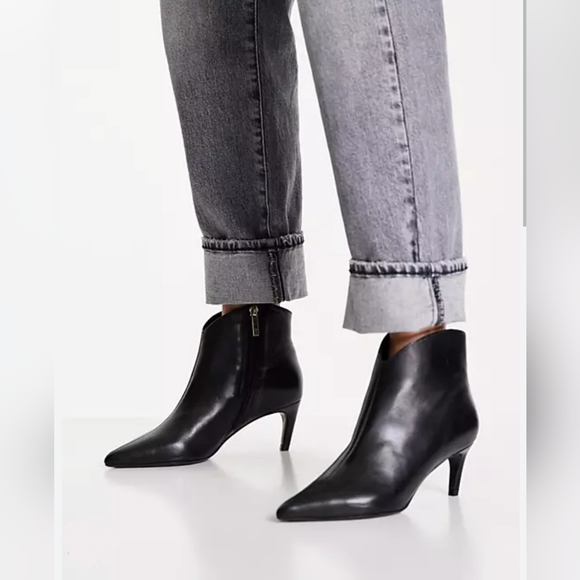 Edgy Chic Ted Baker London Red Leather Booties - Picture 12 of 16